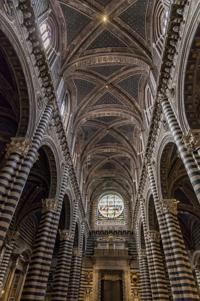 Interieur van de kathedraal van Siena in Italië — Stockfoto