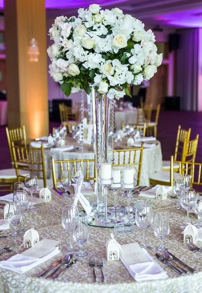Grand vase avec de belles roses se tient sur un riche mariage décoré — Photo