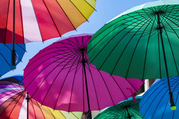 Blick auf bunte Regenschirme — Stockfoto