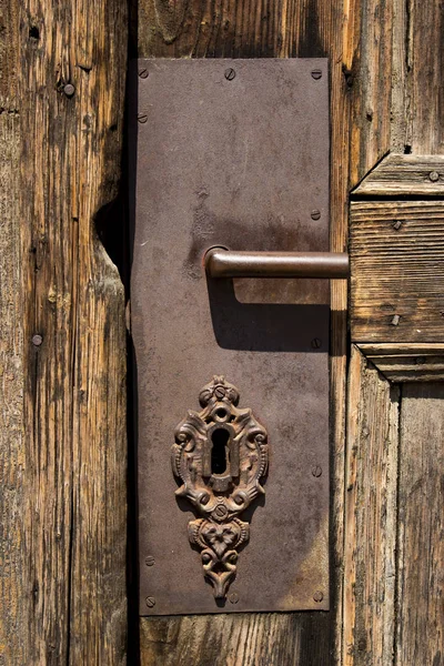 Old wooden entrance door with antique door handle — Stock Photo, Image