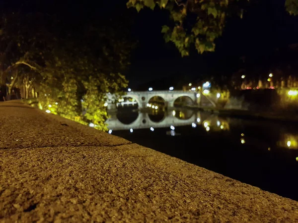 Ponte sobre o rio Tibre em Roma — Fotografia de Stock