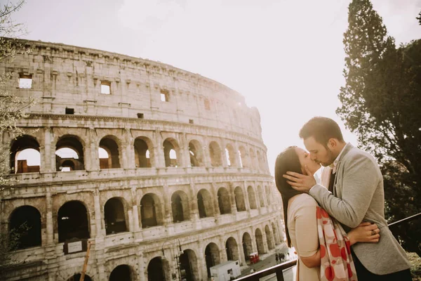 Αγάπη ζευγάρι που επισκέπτονται την ιταλική διάσημα ορόσημα Κολοσσαίο στη Rom — Φωτογραφία Αρχείου