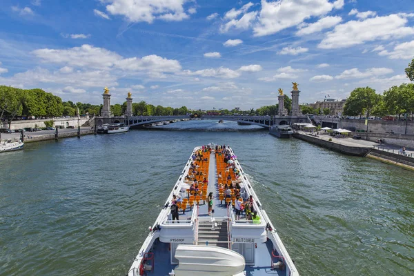 Tourist boat on river Seine by  Pont Alexandre III in Paris, Fra — Stock Photo, Image