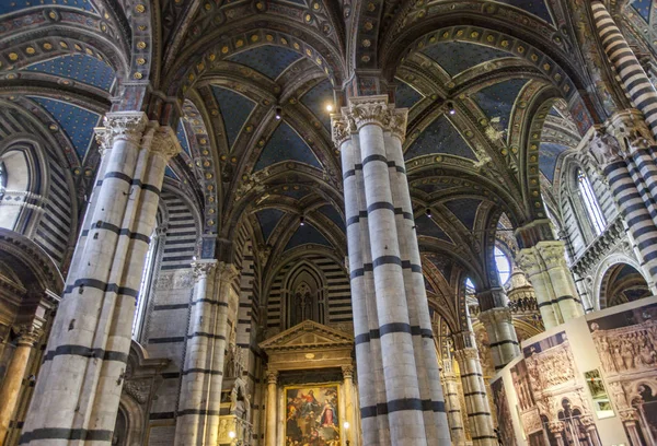 Interiér katedrály Siena v Itálii — Stock fotografie