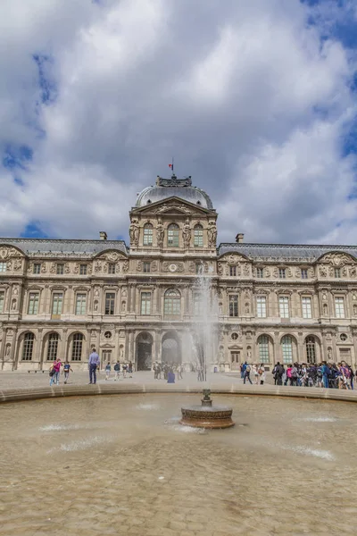 Paris Louvre Sarayı