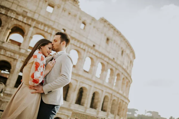 Sevgi dolu çift İtalyan ünlü simge Rom Colosseum ziyaret — Stok fotoğraf