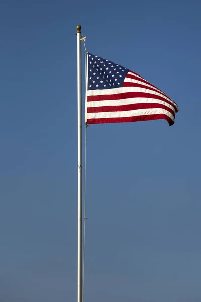 Bandera Americana en el cielo azul — Foto de Stock