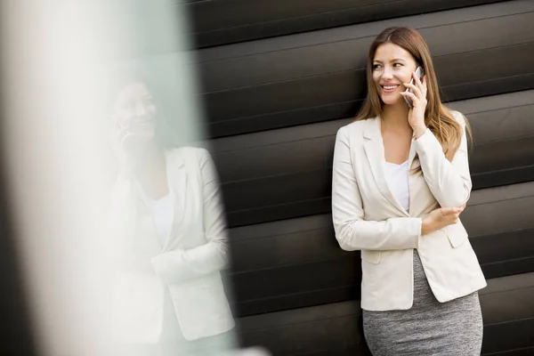 Geschäftsfrau mit Handy — Stockfoto