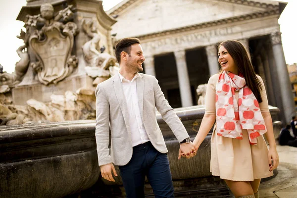 Felice coppia amorevole, uomo e donna che viaggiano in vacanza a Roma — Foto Stock