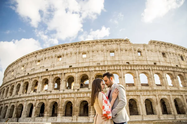 Pasangan bahagia berpelukan di depan Colosseum — Stok Foto