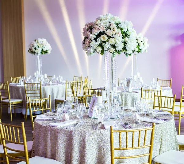 Güzel güller ile büyük vazo