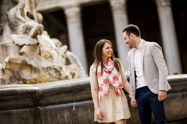 Закохана пара в Римі, Італія — стокове фото