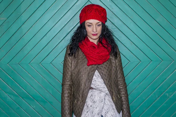 Genç kadın eski kapı tarafından