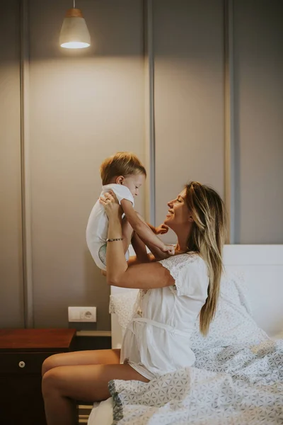 Mère et petit fils s'amusent — Photo