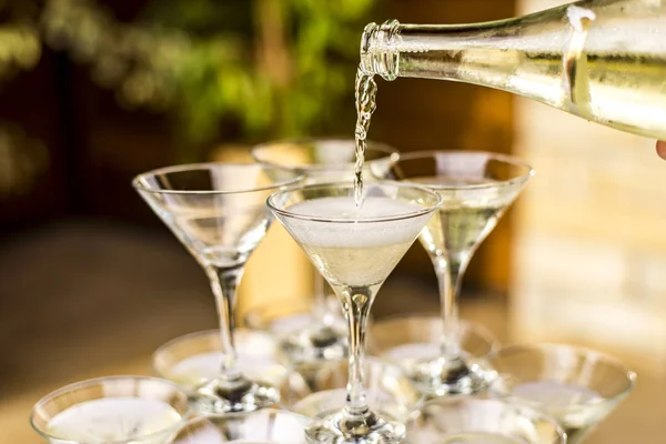 Derramando champanhe em copos — Fotografia de Stock