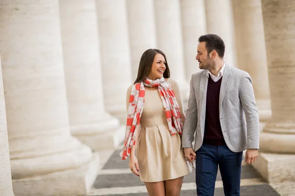 Couple aimant sur la place Saint-Pierre au Vatican — Photo