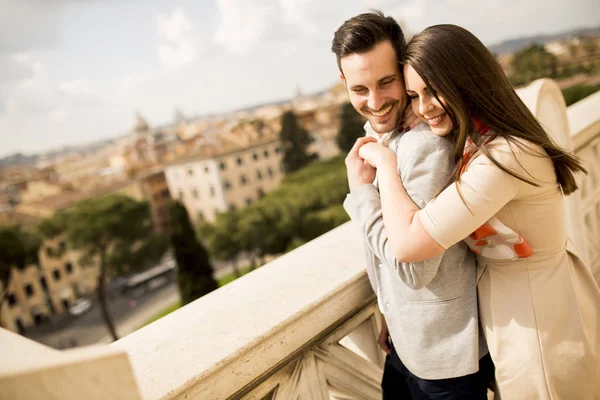 Счастливая любящая пара, мужчина и женщина, путешествующие по праздникам в Риме — стоковое фото