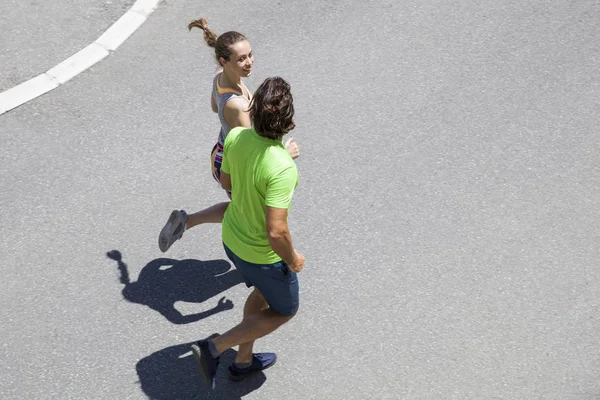 Pohledný muž a krásná žena spolu zaběhat — Stock fotografie