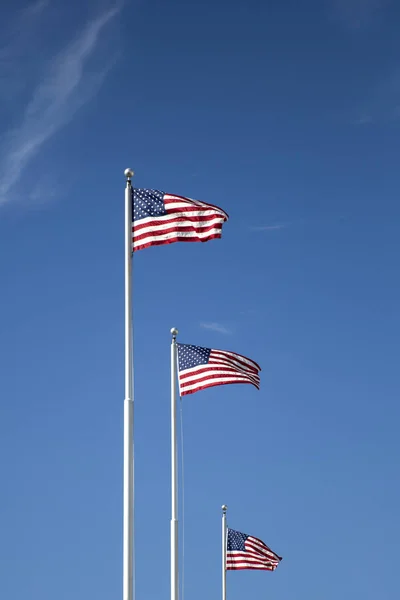 Banderas americanas en el cielo azul — Foto de Stock