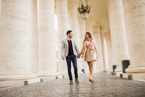 Heureux couple amoureux, homme et femme voyageant en vacances à Rome , — Photo