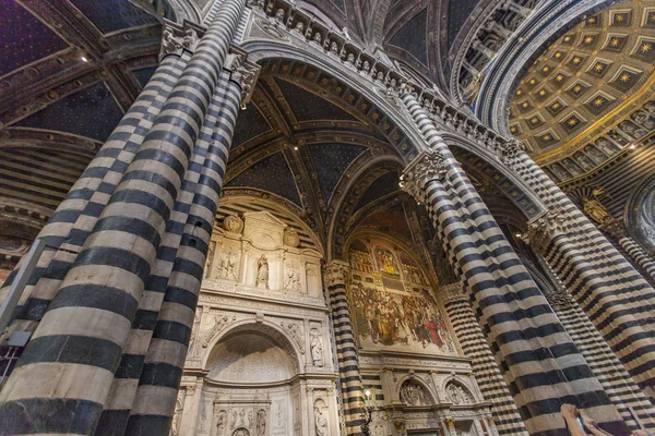 Interieur van de kathedraal van Siena in Italië — Stockfoto