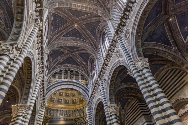 Interiér katedrály Siena v Itálii — Stock fotografie