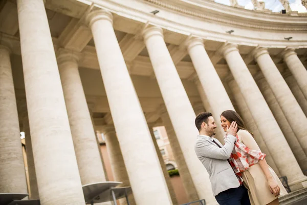 Casal amoroso na Praça de São Pedro no Vaticano — Fotografia de Stock