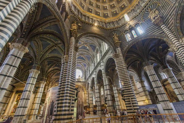 Interieur van de kathedraal van Siena in Italië — Stockfoto