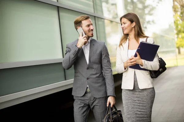İki iş yürüyor ve cep telefonda konuşurken