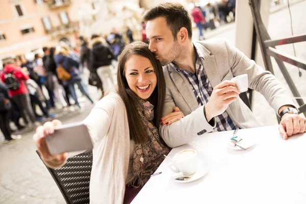 Casal tirando selfie no restaurante em Roma, Itália — Fotografia de Stock