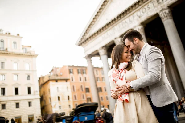 Glückliches Liebespaar, Mann und Frau im Urlaub in Rom — Stockfoto