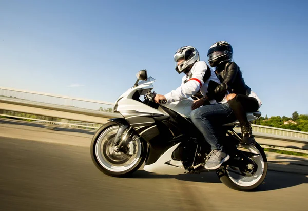 Jovem e uma mulher em uma moto — Fotografia de Stock