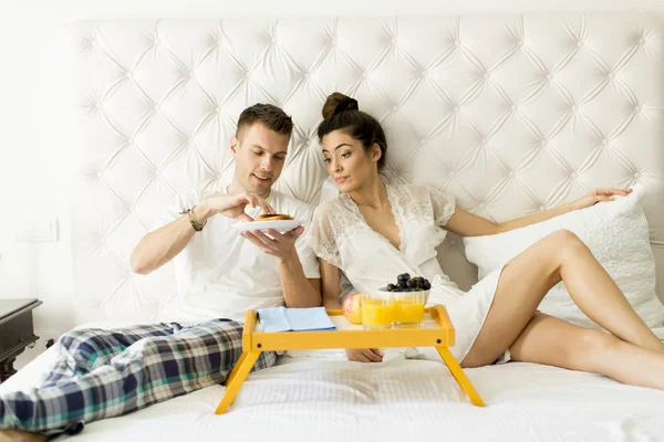 Νέοι ευτυχισμένο ζευγάρι που έχοντας πρωινό — Φωτογραφία Αρχείου