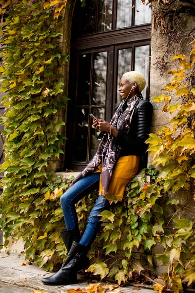 Genç ve güzel siyah kadın ile hareket eden telefon