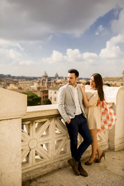 Seven çift, mutlu ve tatil günlerinde Roma'da seyahat kadın