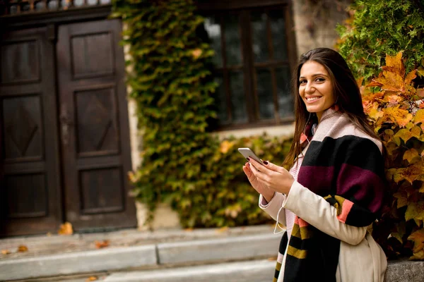 Cep telefonu kullanan gülümseyen kadın. 