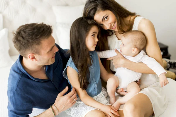 Anne ile kızı odasında