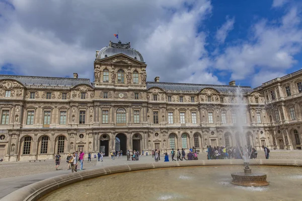 在巴黎的罗浮宫 — 图库照片