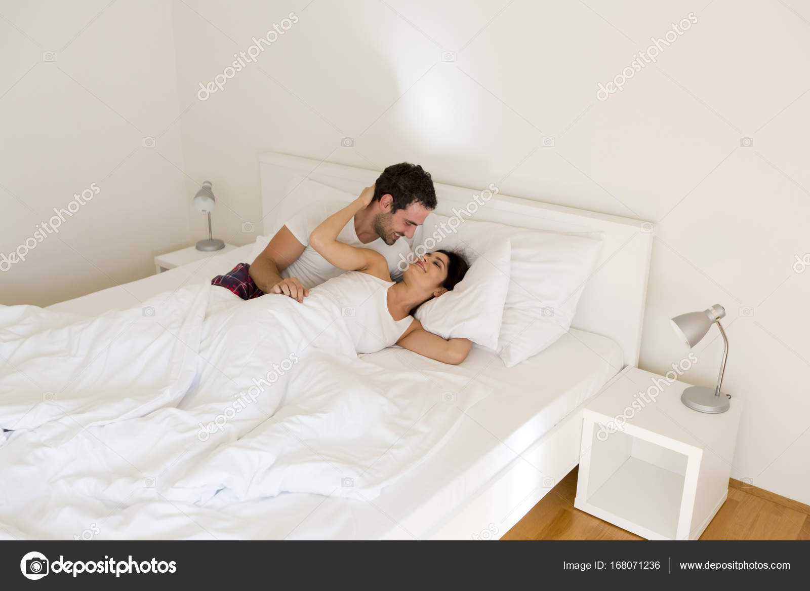Coppia di innamorati sul letto — foto stock © boggy22 #168071236 Immagini innamorati a letto