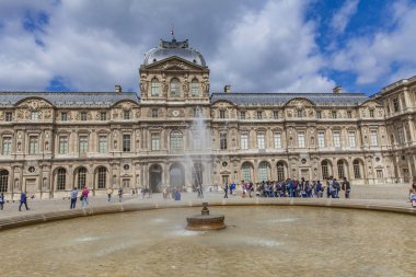 Paris Louvre Sarayı