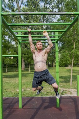 Güçlü yooung adam parkta egzersiz