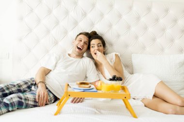 Kahvaltı genç mutlu çift