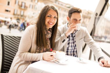 Sevgi dolu çift içme kahve Roma, İtalya