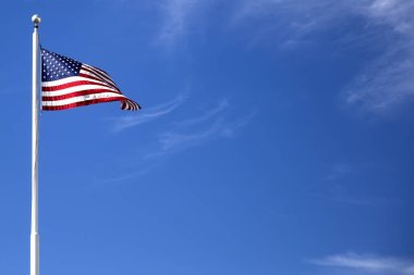 Mavi gökyüzünde Amerikan bayrağı