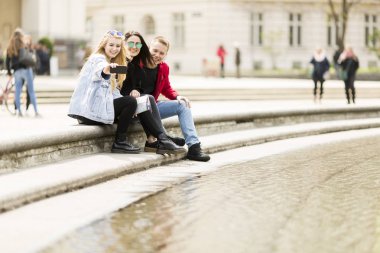 Viyana, Avusturya sokakta selfie alan insanlar