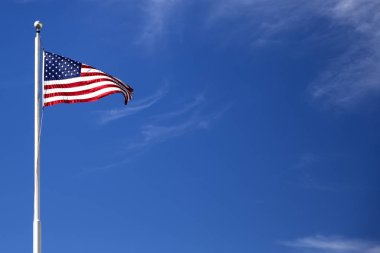 Mavi gökyüzünde Amerikan bayrağı