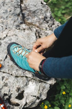 Ayakkabı bağlama manzaraya kadar kapatın