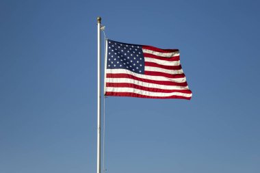 Mavi gökyüzünde Amerikan bayrağı