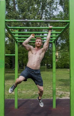 Güçlü yooung adam parkta egzersiz