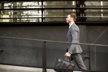 İş deri çanta ile takım elbiseli adamı işe gider